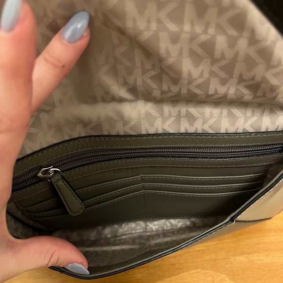 Michael Kors Tricolor Flat Clutch with Silver Chain - Picture 4 of 4